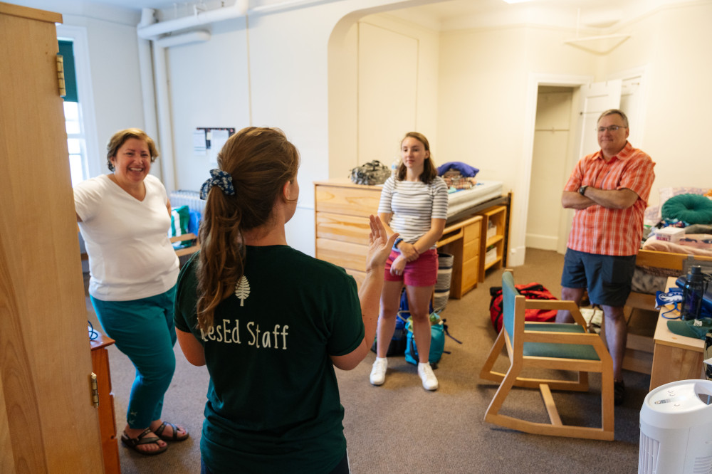 Parents and students on Move In Day.